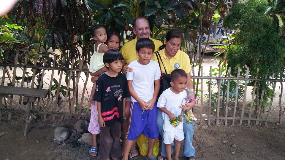 Ron Brown and Gigi Brown with the children at Sitio Kasagingan Tanjay City