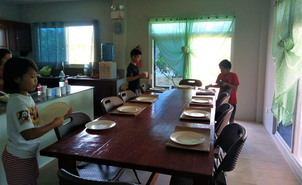 CEA children setting table