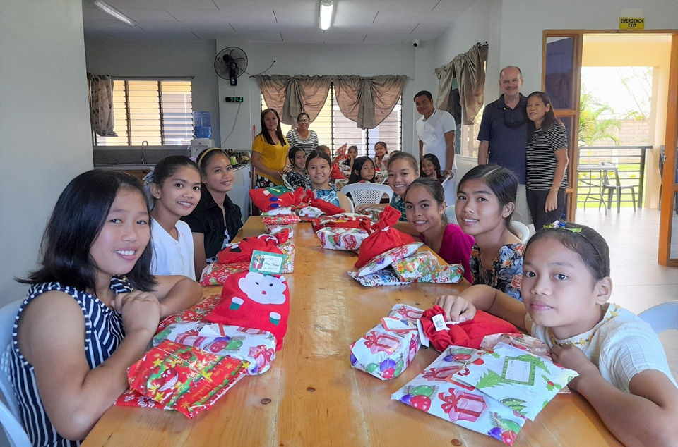 CEA girls with gifts - Dec 2022