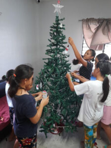 CEA Girls decorating the Christmas tree
