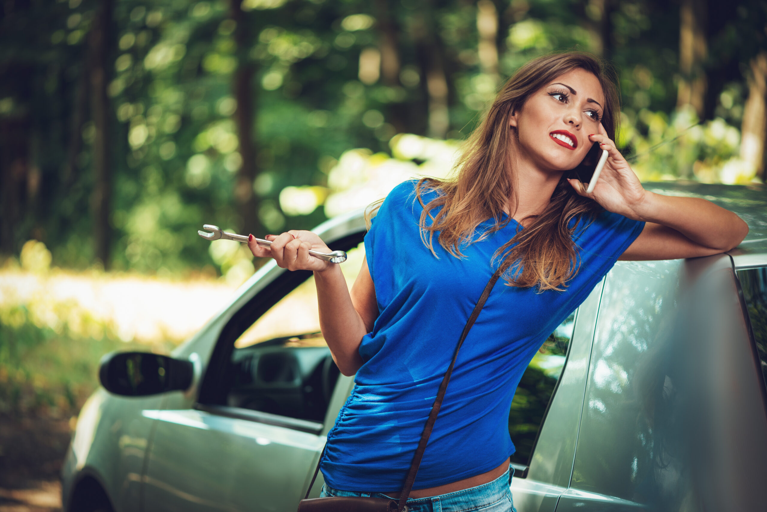 woman_calling_for_car_problem